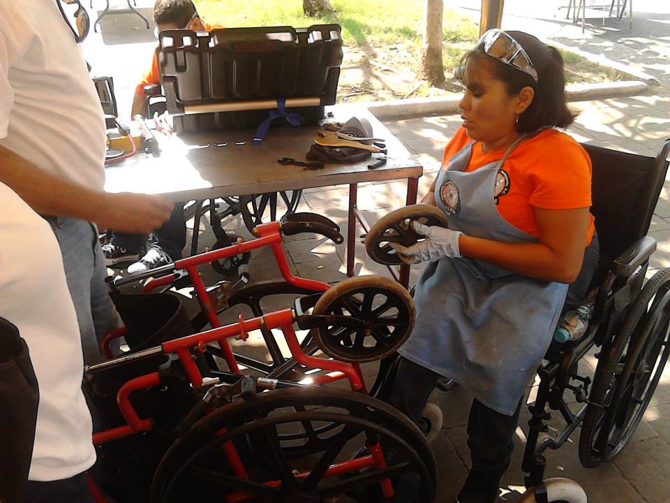 Mecánica de silla de ruedas en servicio