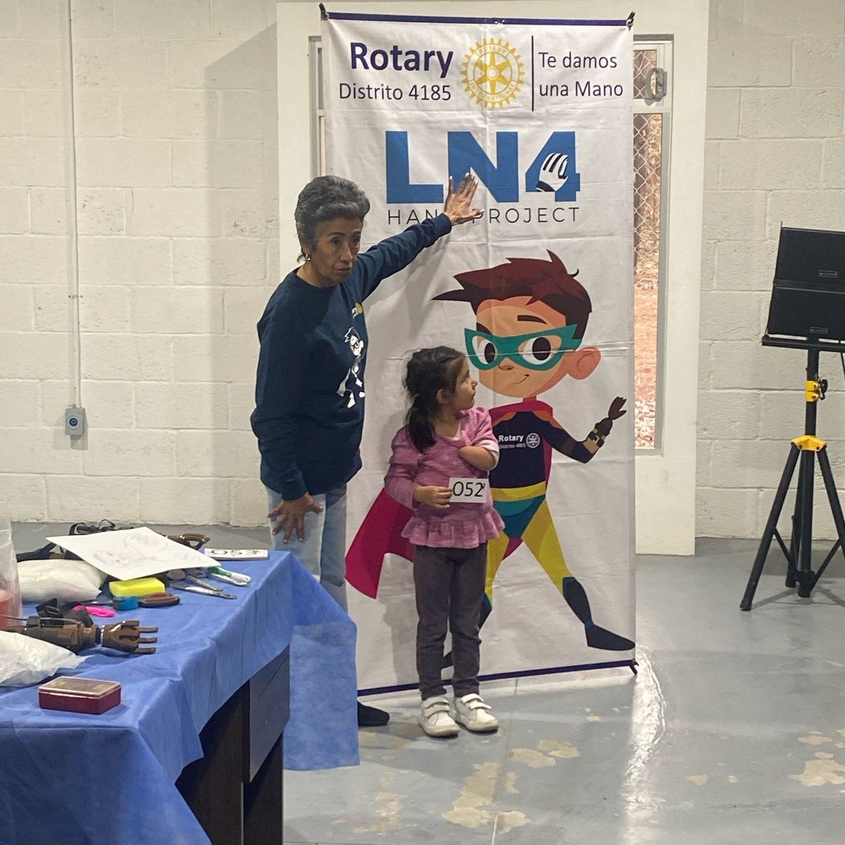 Niña con número de registro